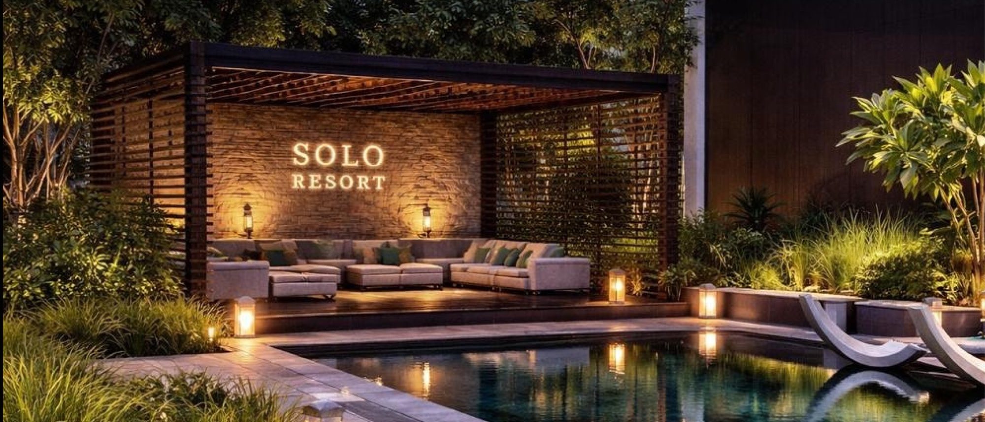 Basen Solo Resortu nocą, za nim podświetlona pergola z napisem Solo Resort